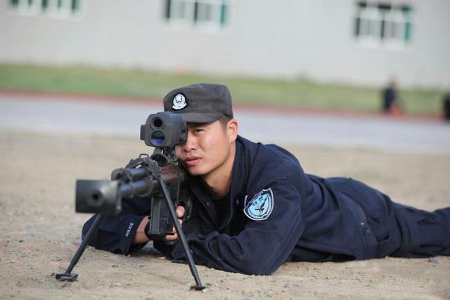 使用10式反器材狙击步枪的新疆特警